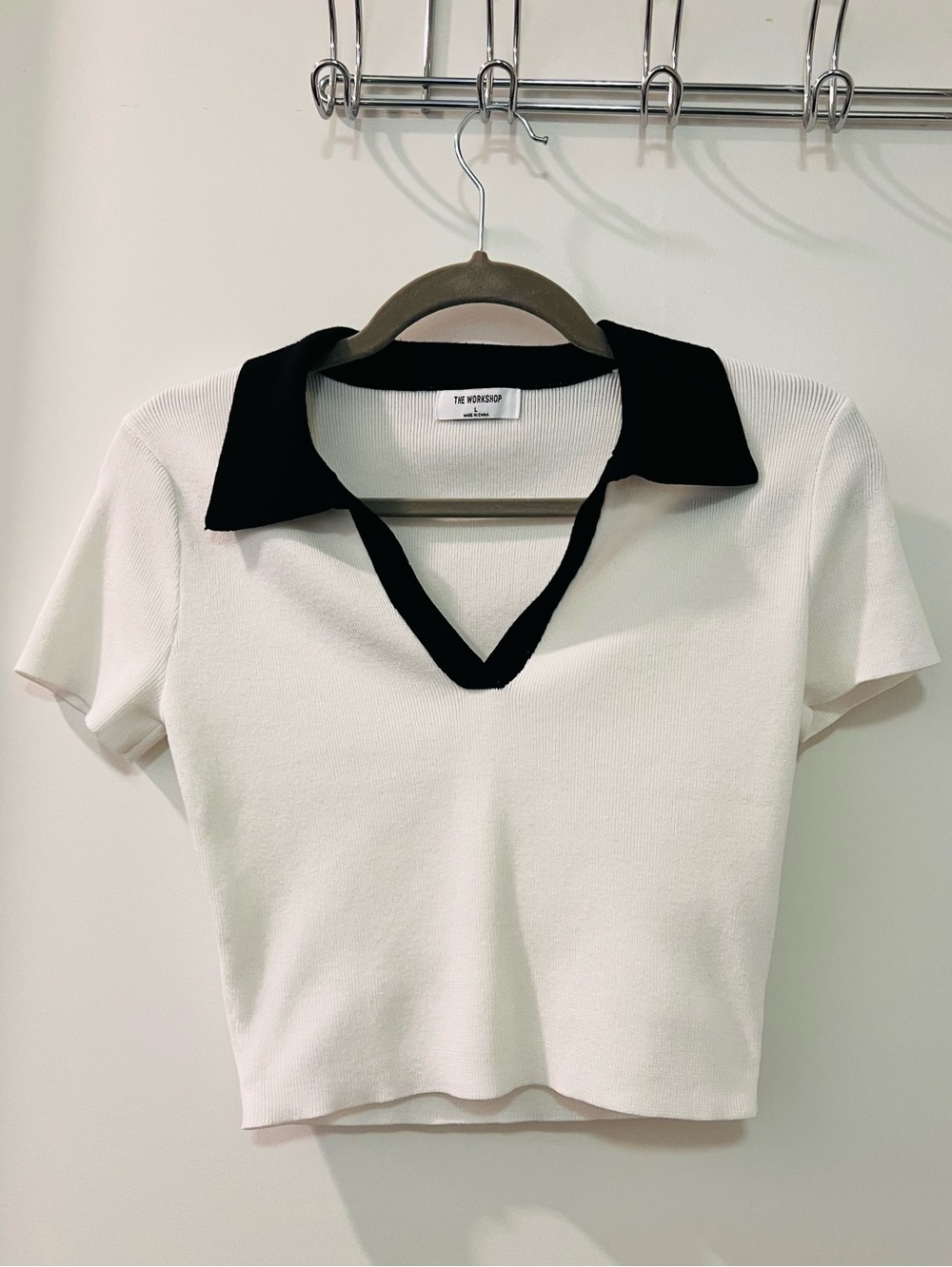 Blu Pepper White Cropped Knit Top with Black Collar